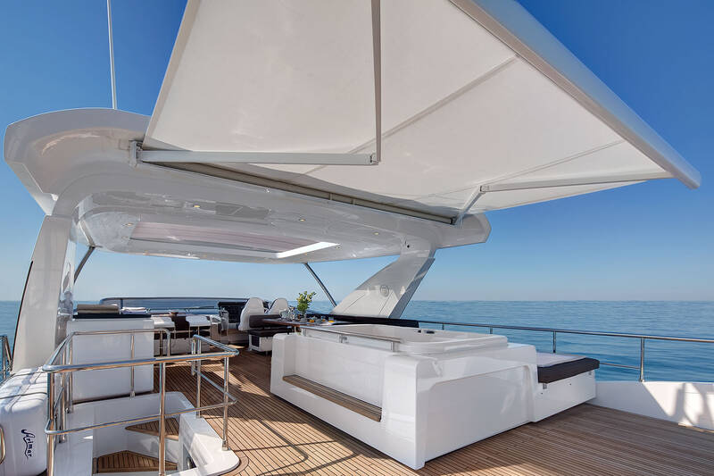 Awning over the flybridge aft part