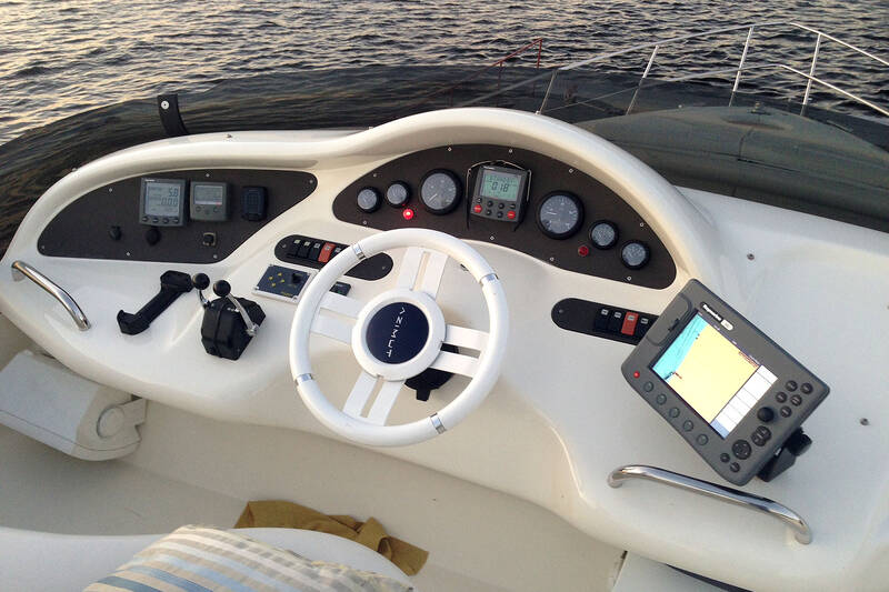 Control station on flybridge