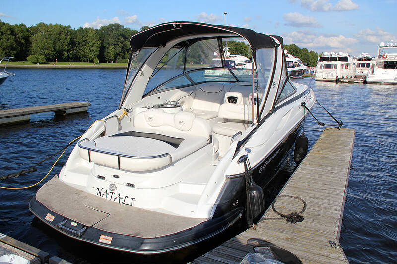 The exterior of the Crownline 315SCR 2008
