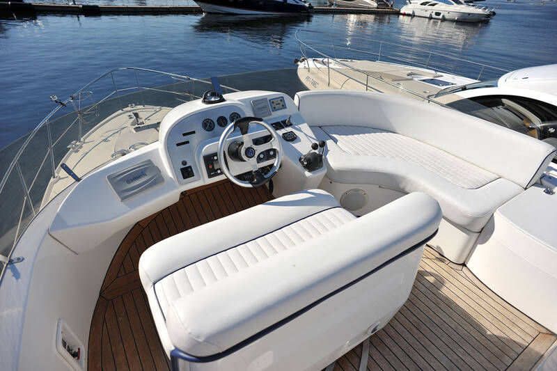 Control station on flybridge
