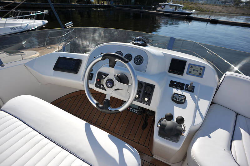 Control station on flybridge