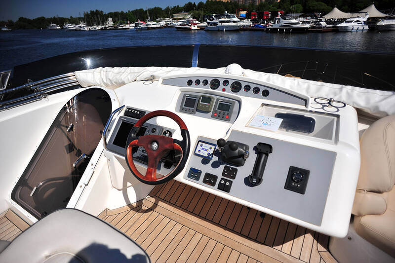Control station on flybridge