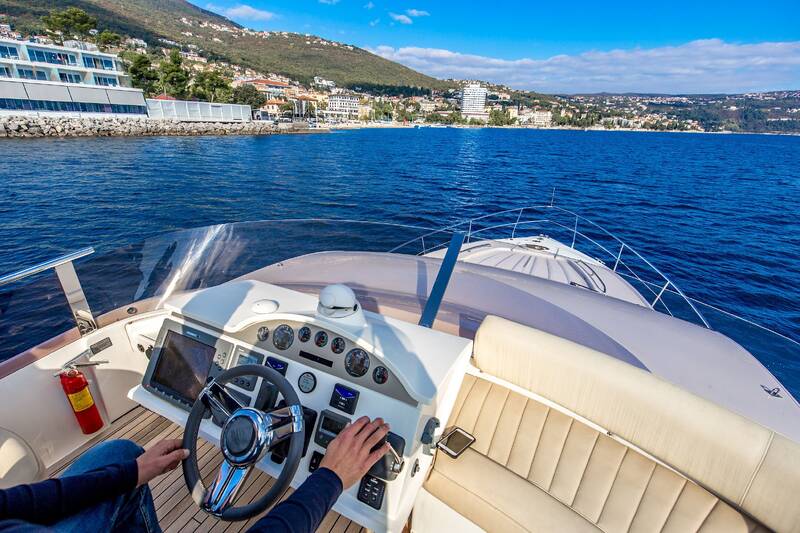 Control station on flybridge