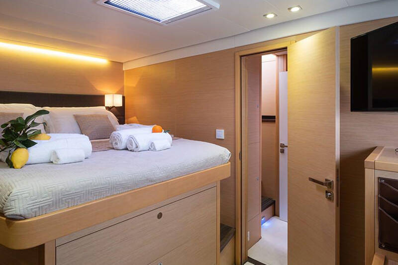 Bow-left cabin