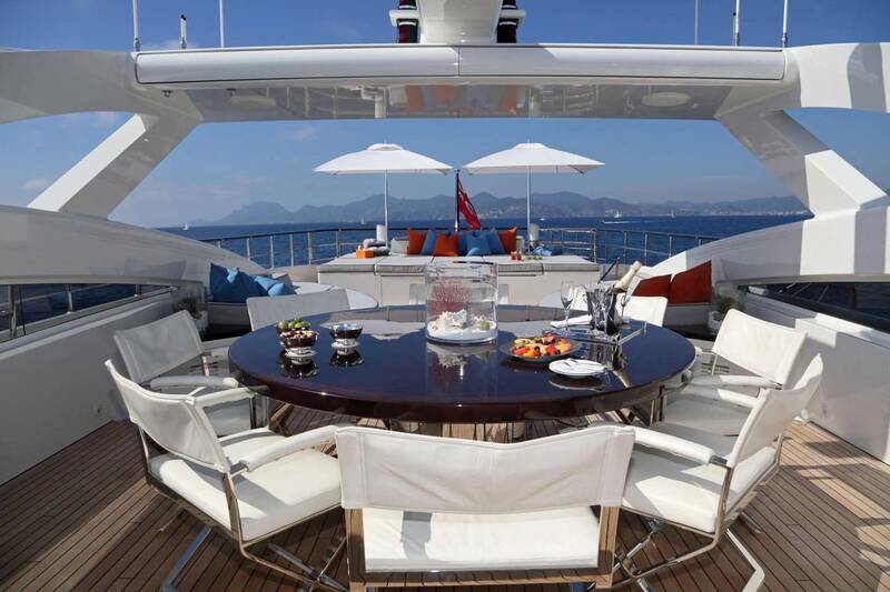 Dining area on the sundeck 