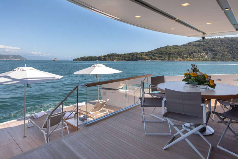 Beach club on aft
