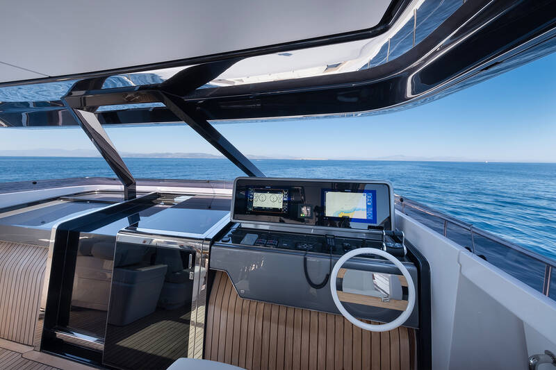 Sundeck helm station
