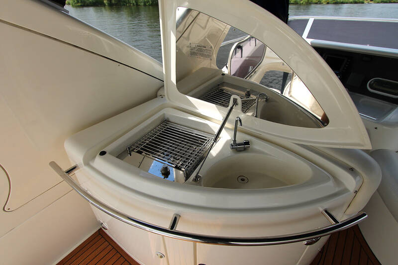 Grill and sink on flybridge
