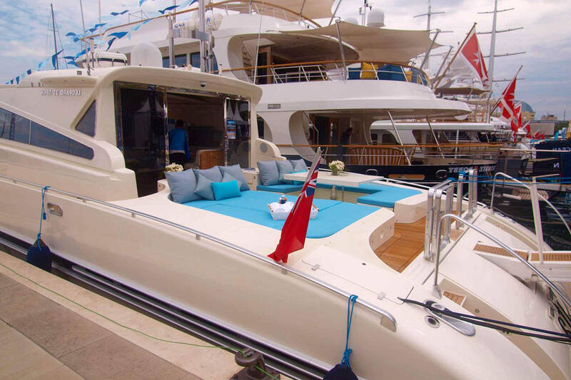 Sunbathing cushions and dining area on cockpit