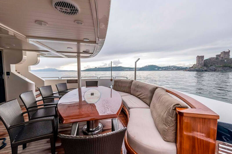 Aftdining area at the stern