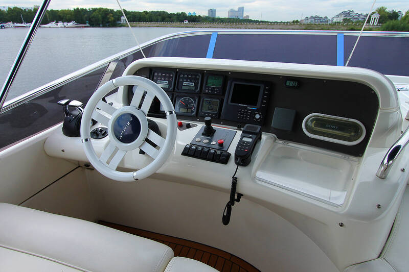 Control station on flybridge