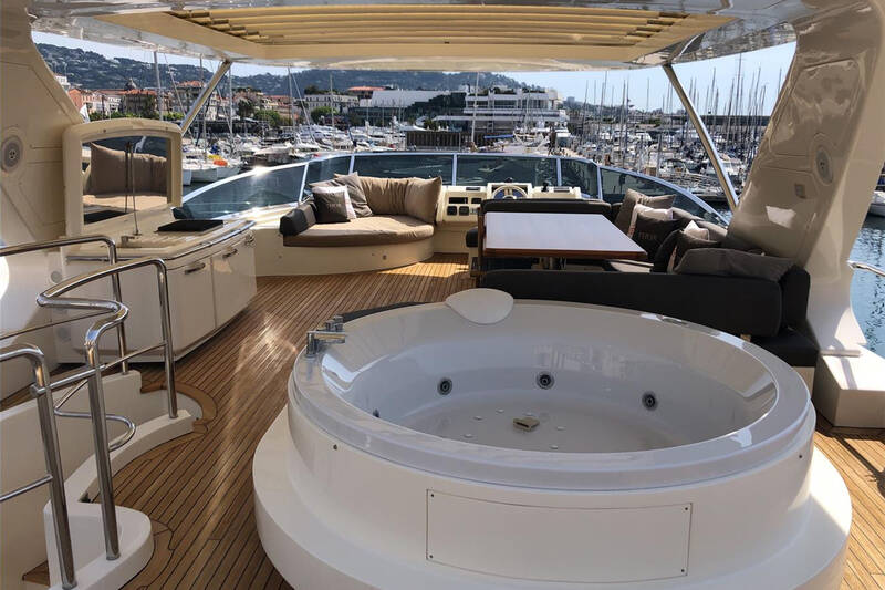 Jacuzzi on aft flybridge