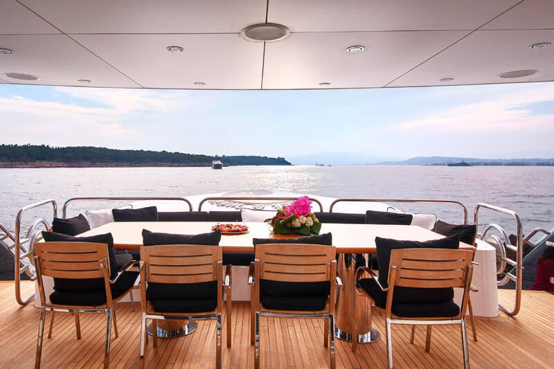Dining area in the cockpit 