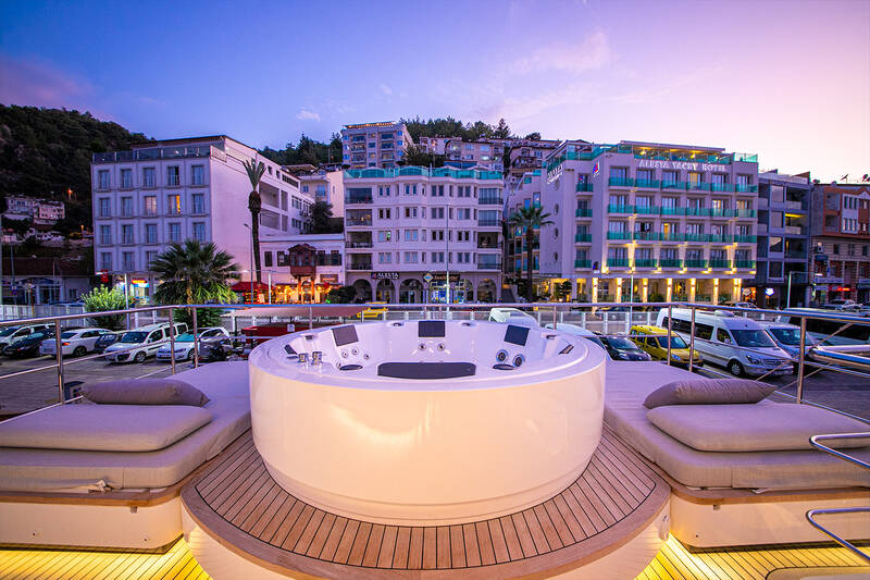 Jacuzzi on aft flybridge