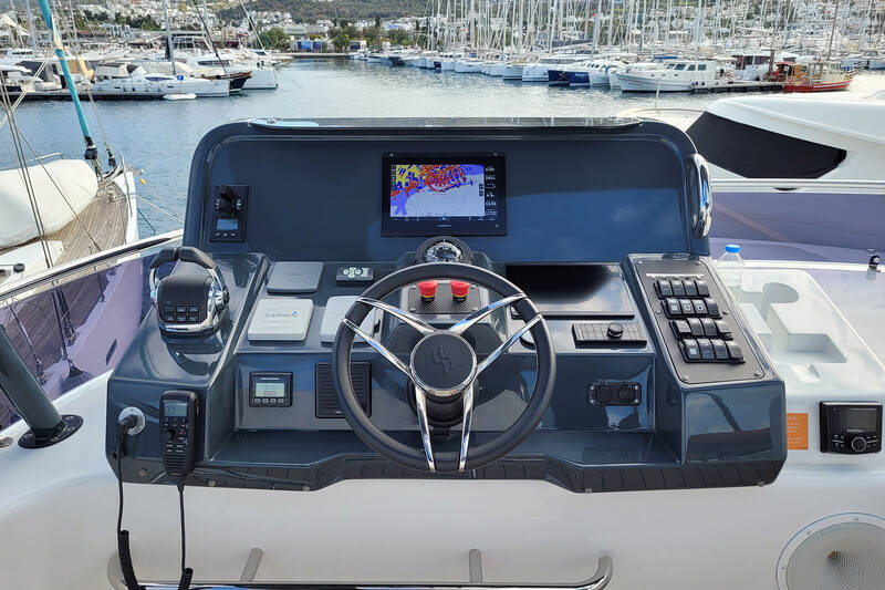 Helm station on flybridge