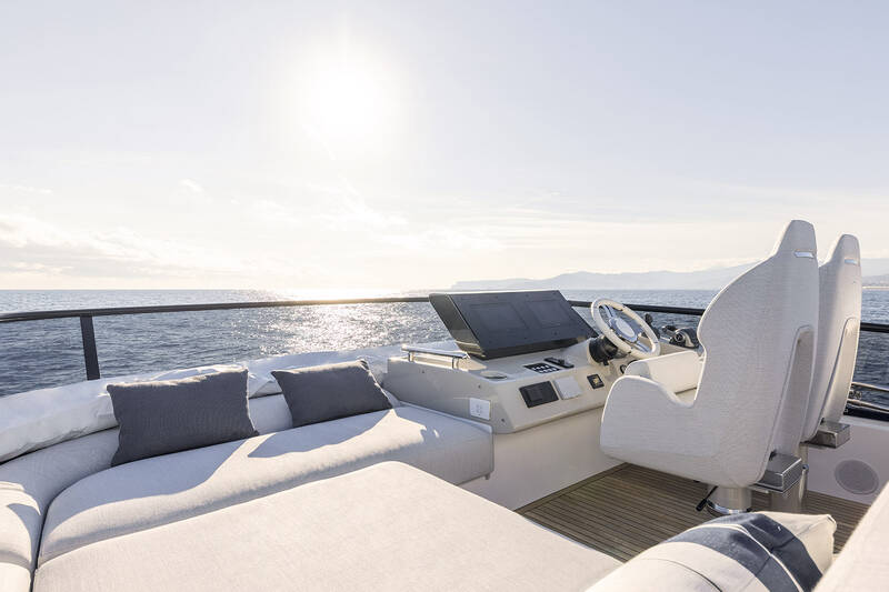 Helm station on flybridge