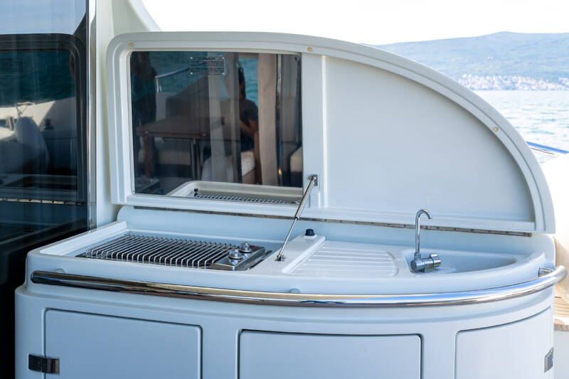 Wet bar in cockpit