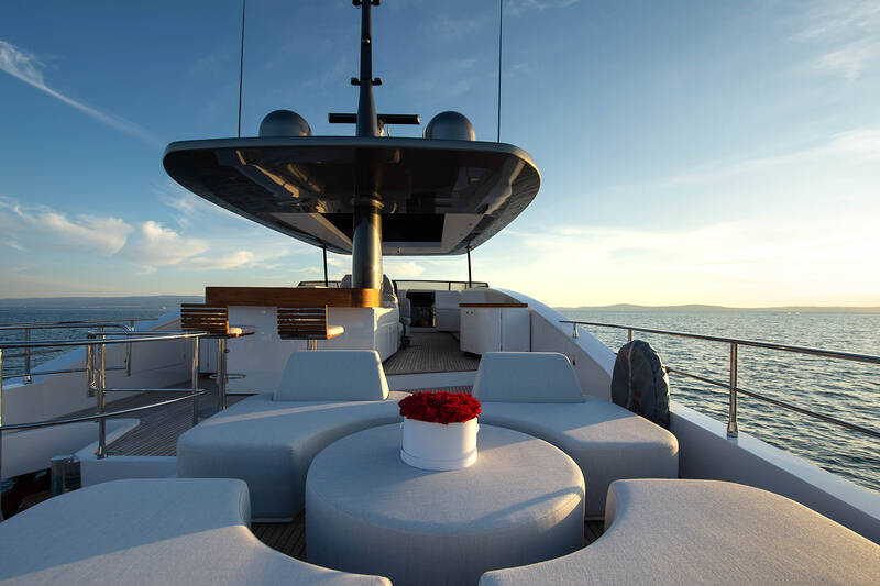 Lounge area on aft flybridge