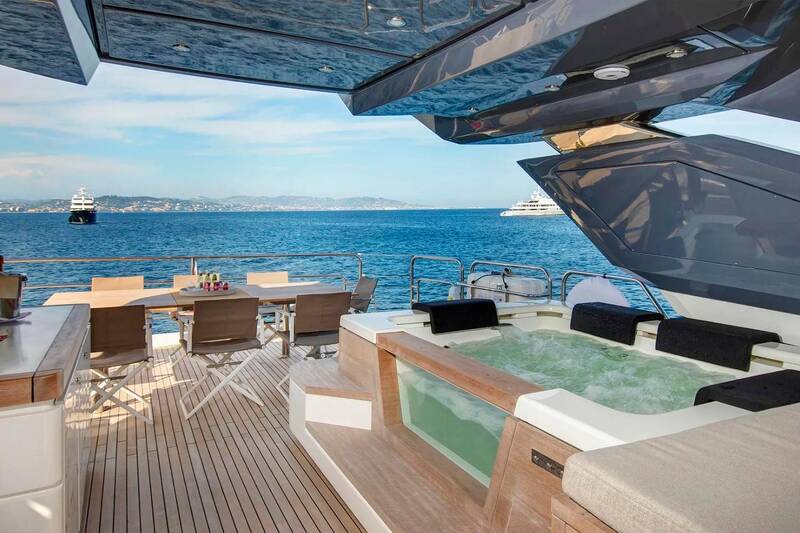 Flybridge jacuzzi