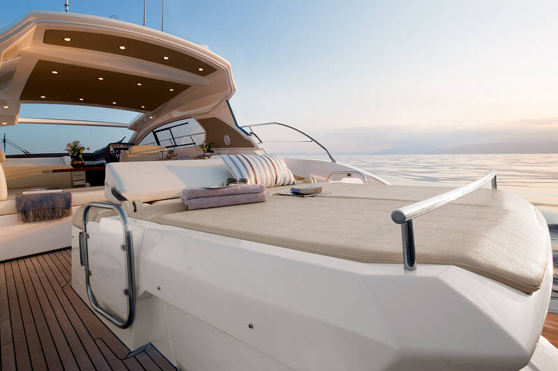 Cockpit, aft sunbed (Open version)