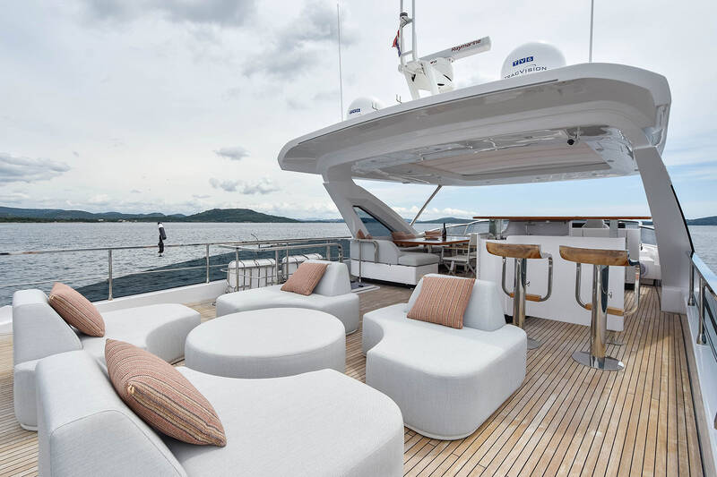 Lounge area on aft flybridge