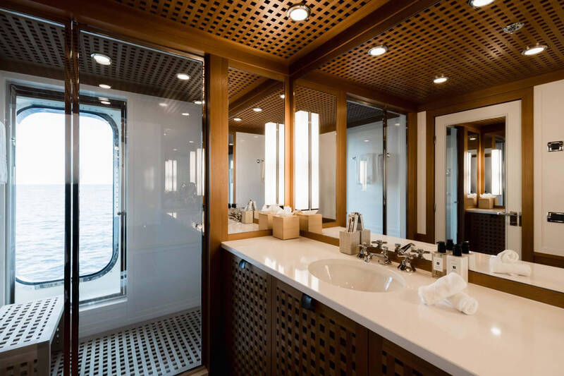 Main Deck - Double Port Cabin 2 Bathroom