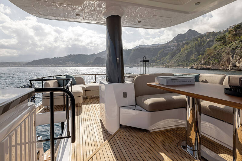 Dining area on flybridge