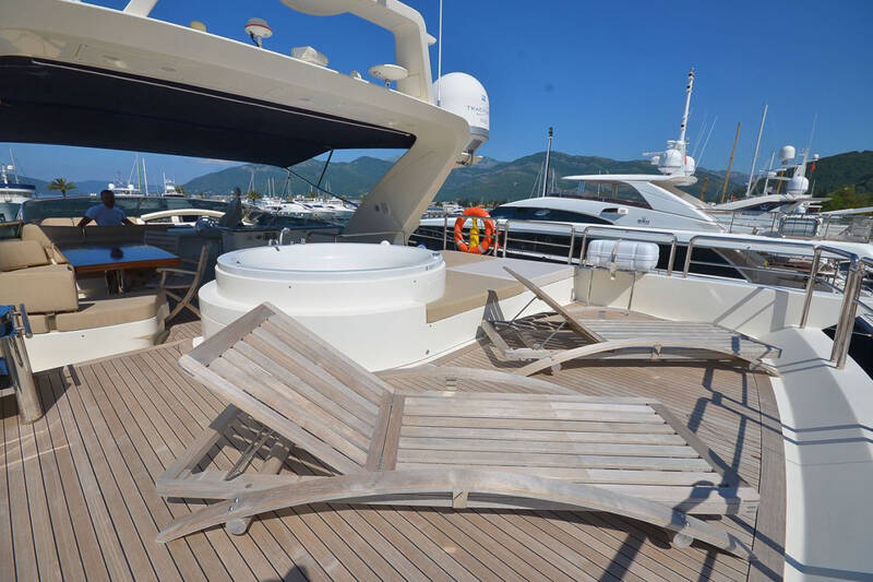 Sunbathing area on flybridge