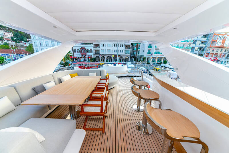 Dining area and bar on flybridge