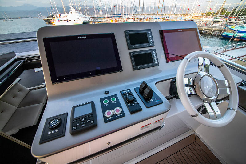 Helm station on flybridge