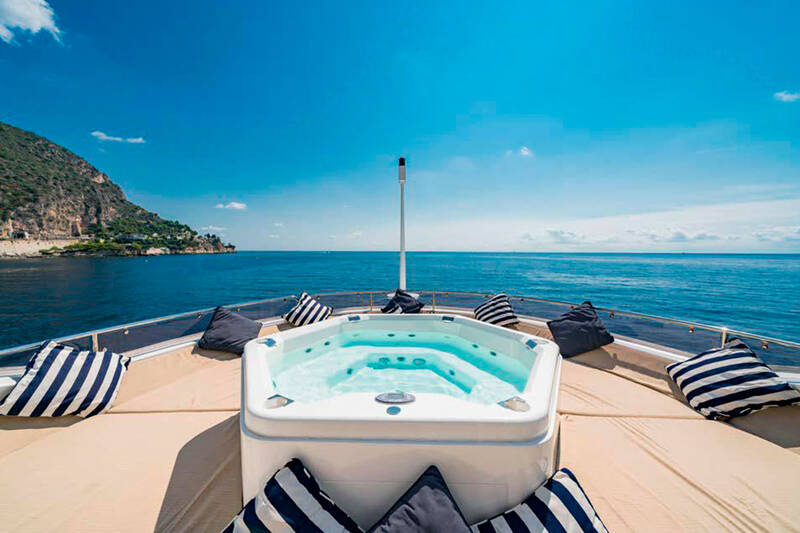 Jacuzzi on sundeck 