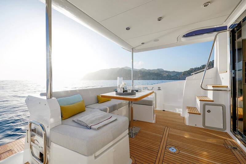 Dining area on cockpit