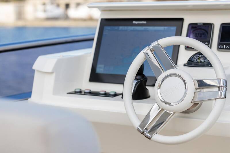 Helm station on flybridge