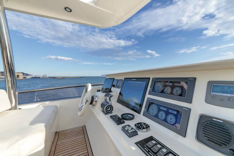 Helm station on flybridge
