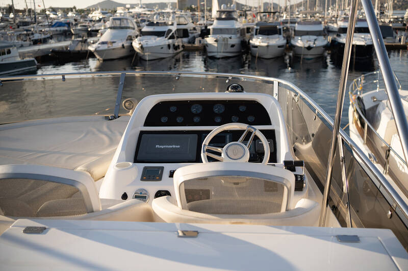Flybridge helm station