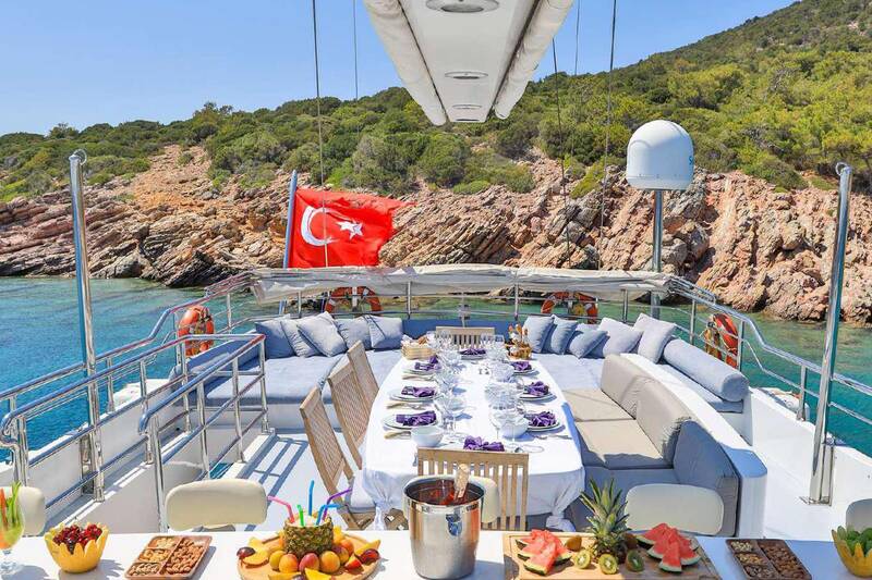  Dining area on deck