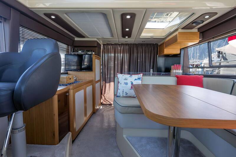Interior Azimut Magellano 43 HT