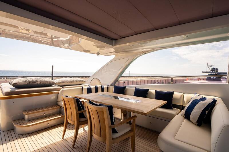 Flybridge dinning