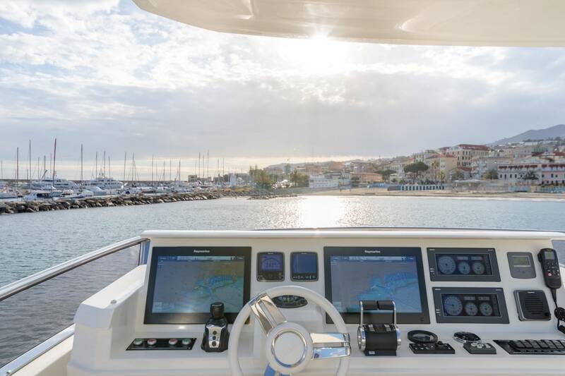 Helm station on flybridge