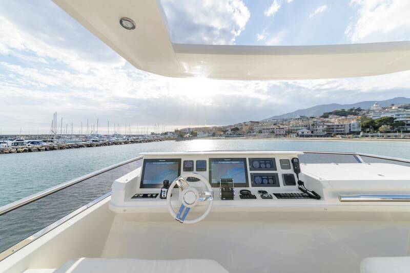 Helm station on flybridge