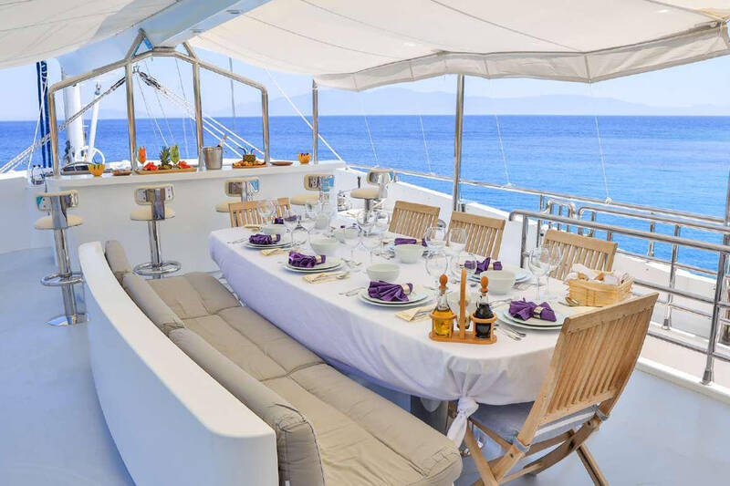  Dining area on deck