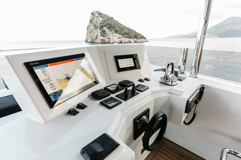 Sundeck helm station