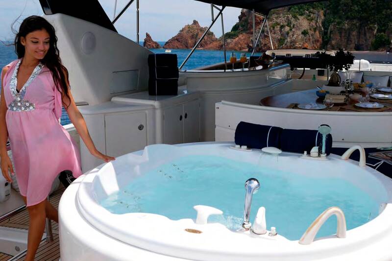 Jacuzzi on flybridge M/Y LADY AMANDA