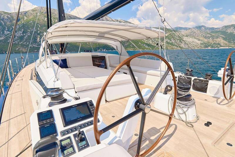 Deck helm station