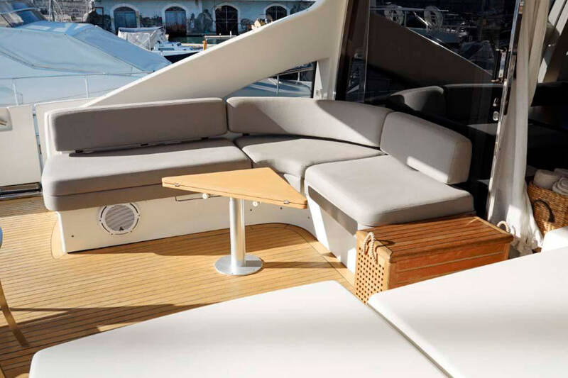 The cockpit of the Azimut 86S
