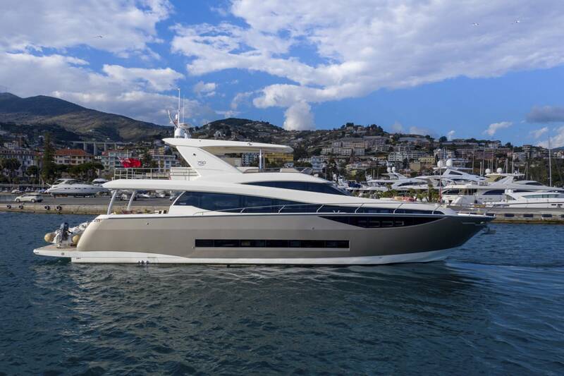 External View Prestige 750