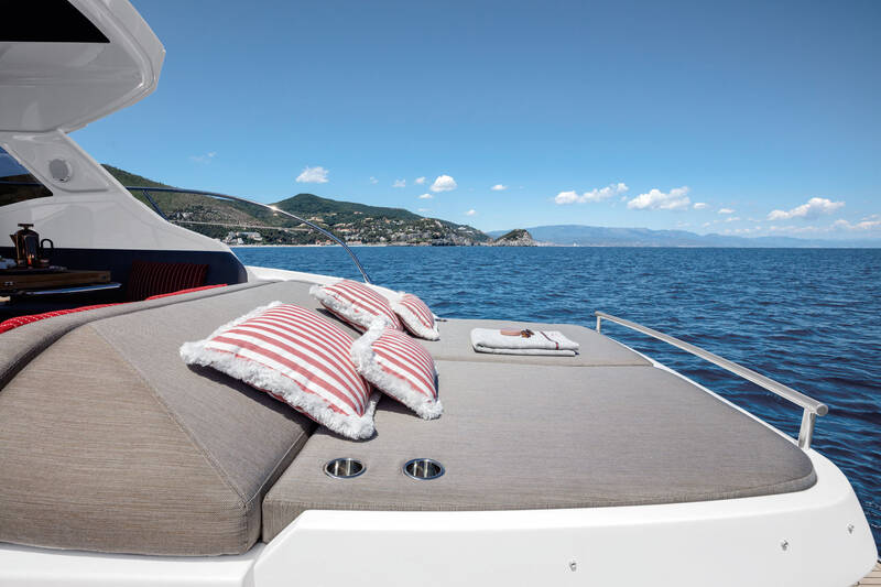 Sunbathing area on aft deck