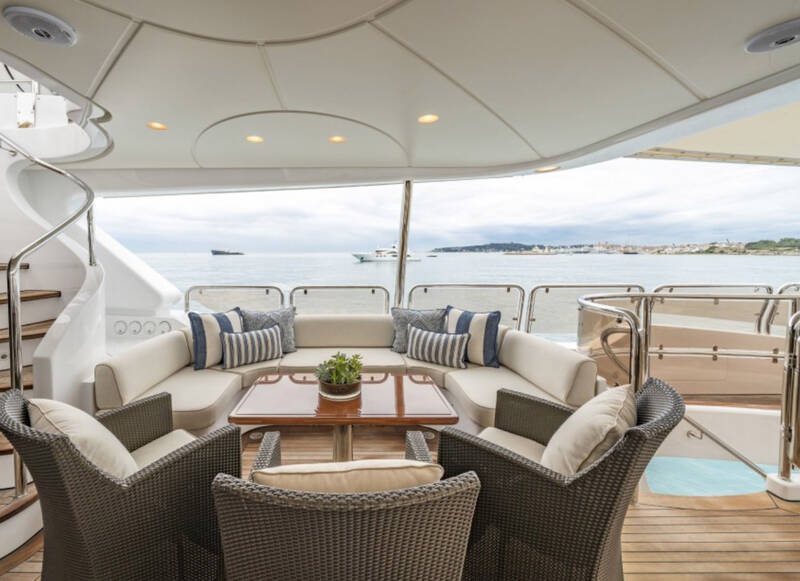 Relaxation area on upper deck 