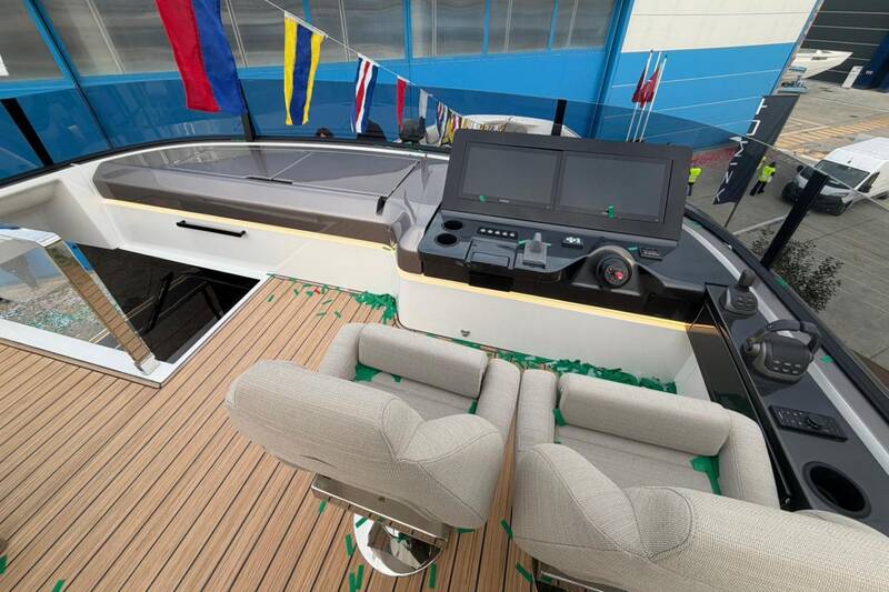 Helm station at flybridge