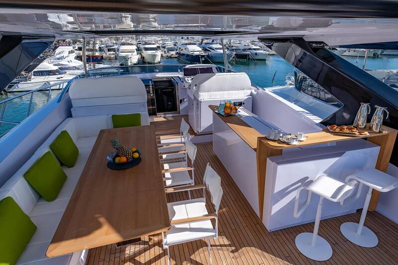 Dining area and bar on flybridge